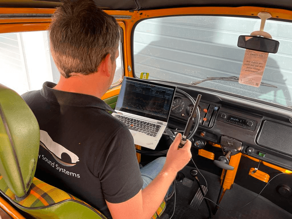Einmessung eines Sound-Systems mit Laptop und Richtmikrofon